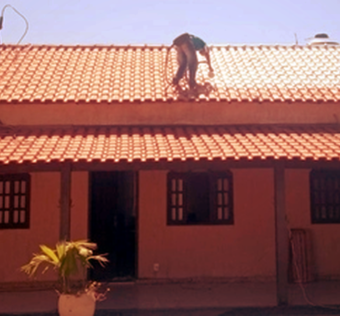 pintura 1 340x316 - Porque é importante lavar e pintar o telhado da sua casa?